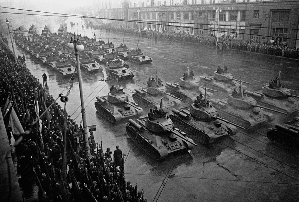 Военный парад в честь 31-й годовщины Октября. 7 ноября 1948 года. Автор: Аркадий Шайхет.