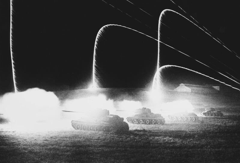 Ночная атака советских танков Т-34-85 у станции Раздельная. 1–30 мая 1944 года. Автор: Дмитрий Бальтерманц.