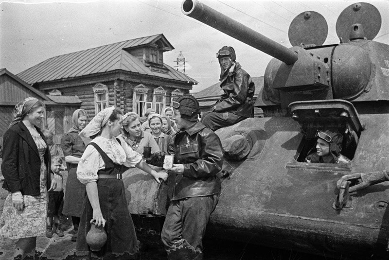В освобожденном селе. 1943 год. Автор: Аркадий Шайхет.