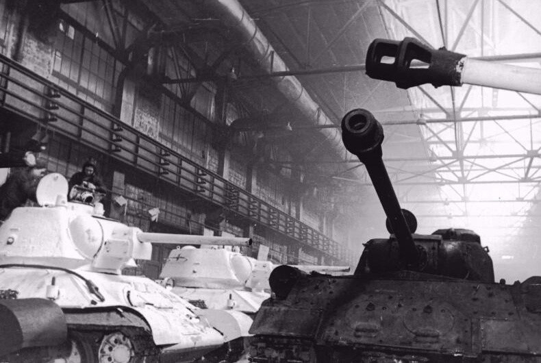 Завод по выпуску танков. 1943–1944 годы. Автор: Иван Шагин.