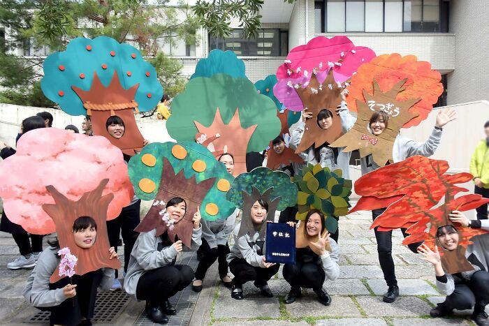 Студенты японского университета приходят на выпускной в необычных костюмах