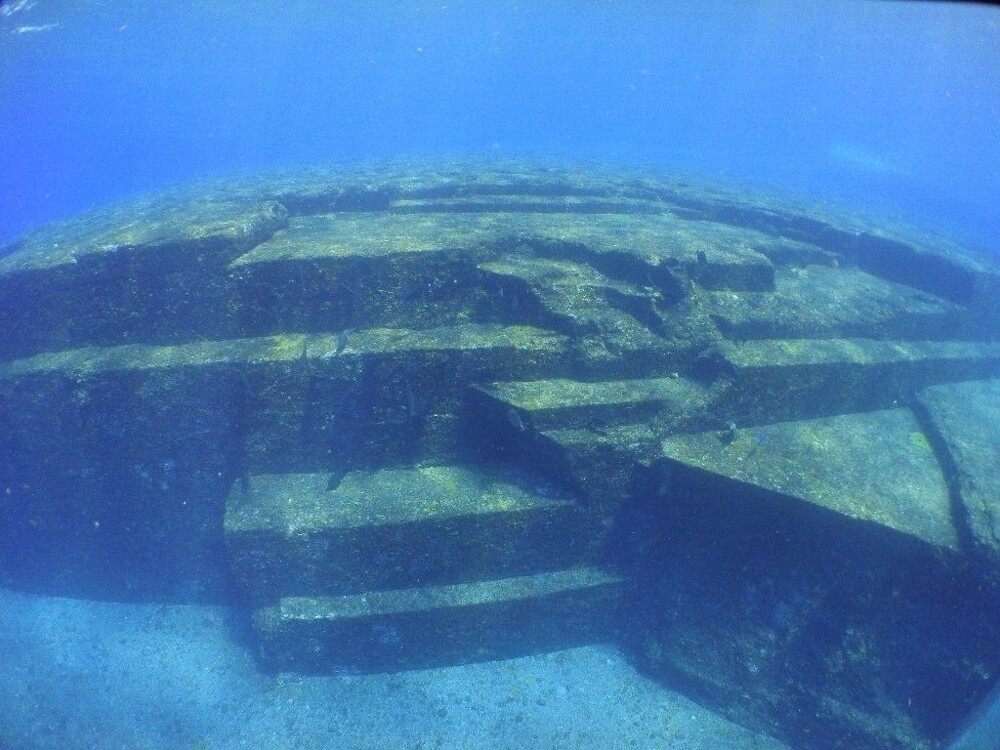 Японская подводная "пирамида" остается одной из величайших загадок мира