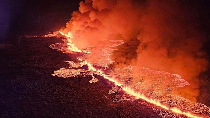 Любители острых ощущений стекаются к извергающемуся вулкану в Исландии