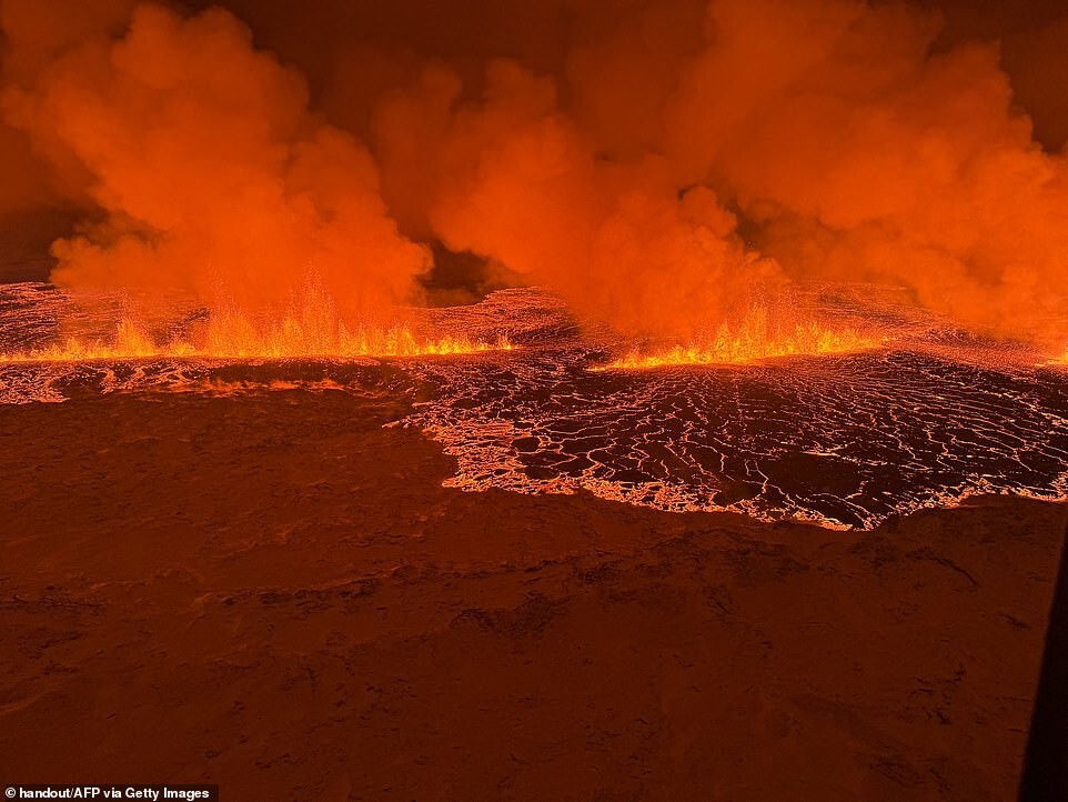 Любители острых ощущений стекаются к извергающемуся вулкану в Исландии