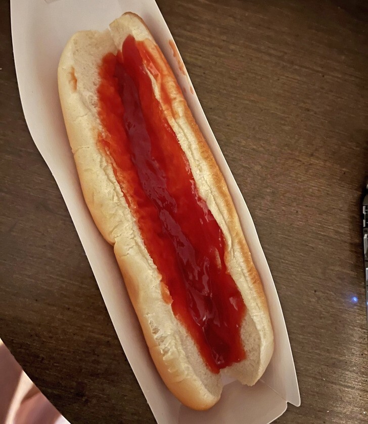 11. Я просил хот-дог с кетчупом, и они вроде как сделали всё правильно