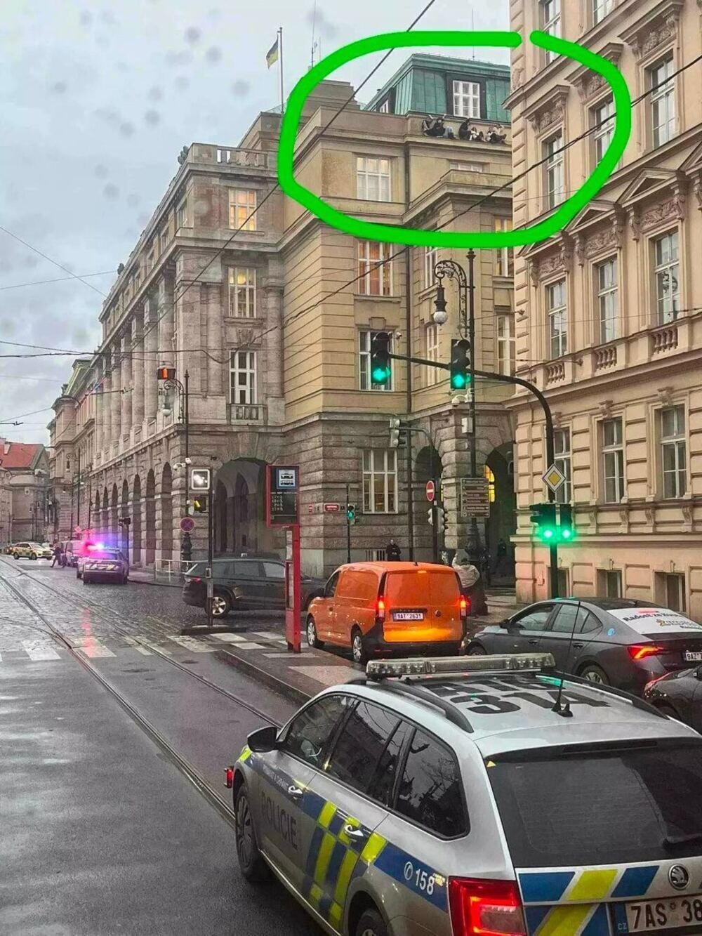 В Праге неизвестный открыл стрельбу в университете