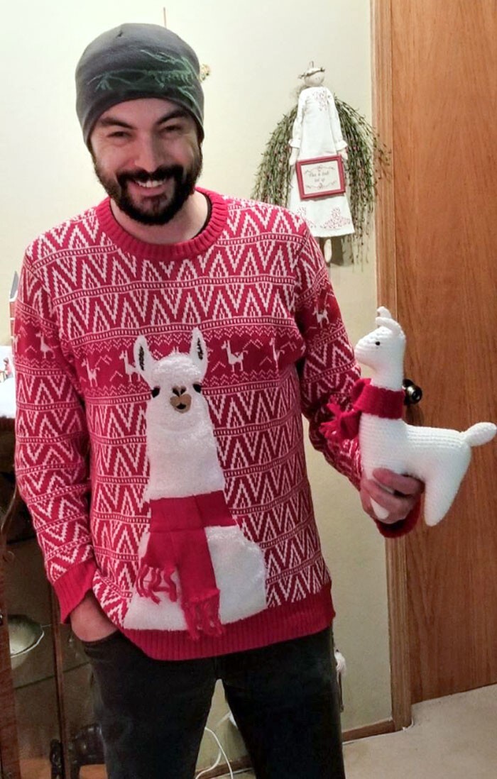 15. "Мой парень в уродливом рождественском свитере и с ламой, которую я для него сделала"