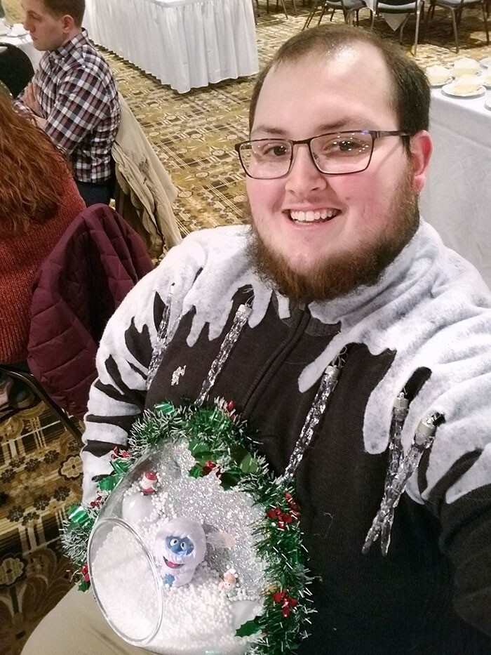 5. "Я смастерил это для конкурса рождественских свитеров на моей работе"