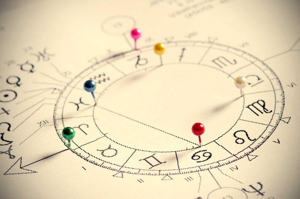 Астролог устроила одиночный пикет у здания РАН из-за признания астрологию лженаукой