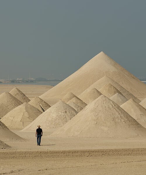 В Абу-Даби построили огромную инсталляцию из 448 пирамид