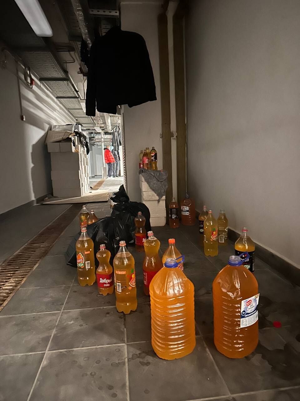 Моча в пятилитровых бутылках и куча матрасов: мигранты оккупировали крышу в столичном ЖК бизнес-класса