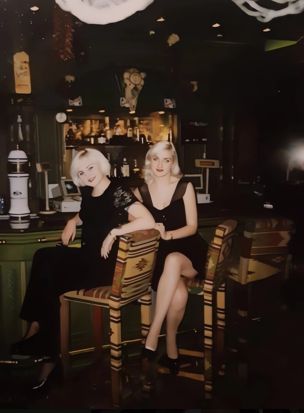 Дамы отдыхают в баре, 1998 год.