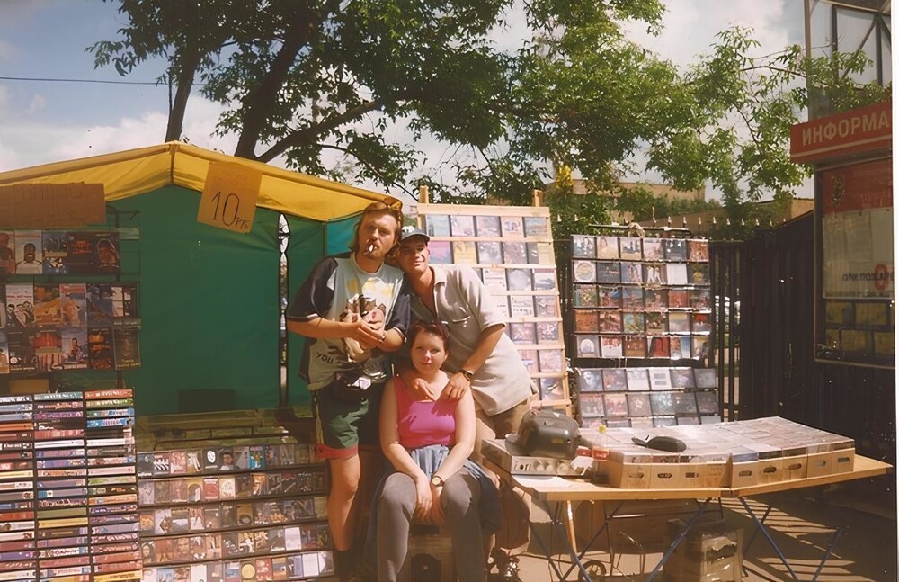 Продавцы видеокассет и музыкальной продукции. Россия, конец 1990-х.