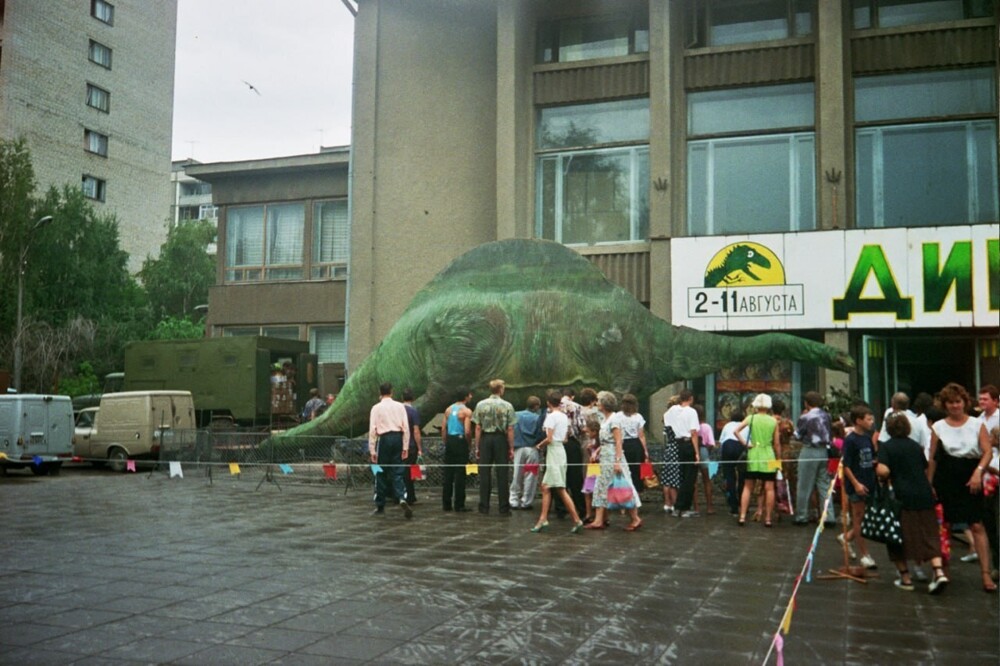 Люди пришли на выставку динозавров в Саратове, 1990-е годы.