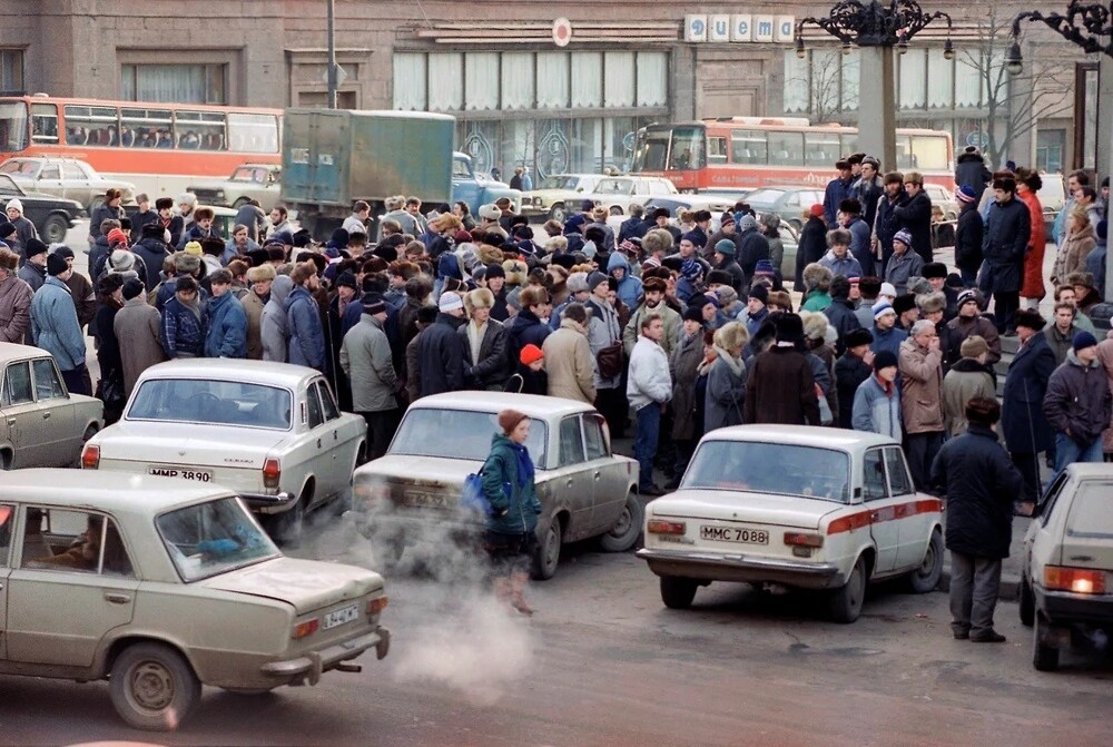 Люди стоят в очереди в сберкассу, 1991 год.