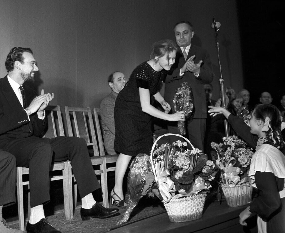 Алексей Баталов, Ия Саввина и режиссер Иосиф Хейфиц во время премьеры фильма «Дама с собачкой», 1960 год