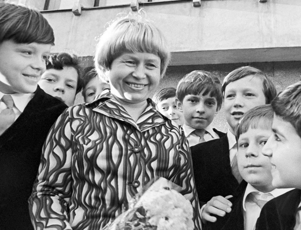 Александра Пахмутова в окружении учащихся хорового училища имени М.И. Глинки, 1978 год