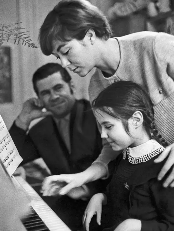 Эдита Пьеха с дочерью Илоной и супругом, композитом Александром Броневицким, 1971 год