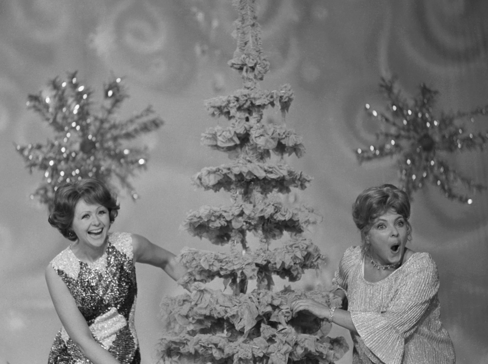 Наталья Селезнева и Ольга Аросева  на съемках  новогодней телепередачи «Голубой огонек» в студии телецентра «Останкино», 1976 год