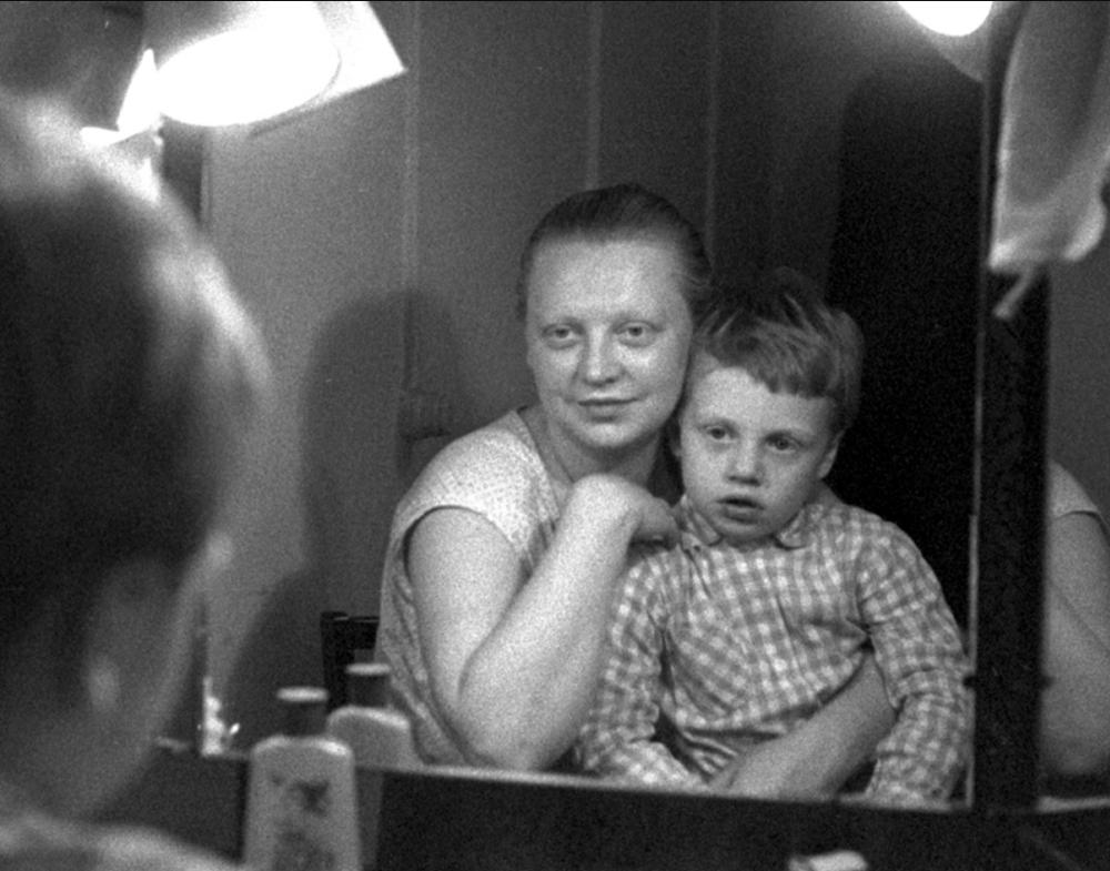 Светлана Крючкова в гримерной с сыном Митей, 1980-е годы