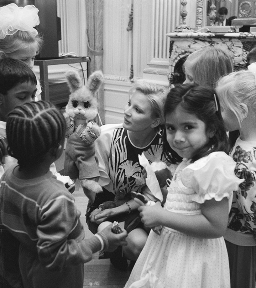 Популярная ведущая передачи «Спокойной ночи, малыши!» Татьяна Веденеева с детьми, 1987 год