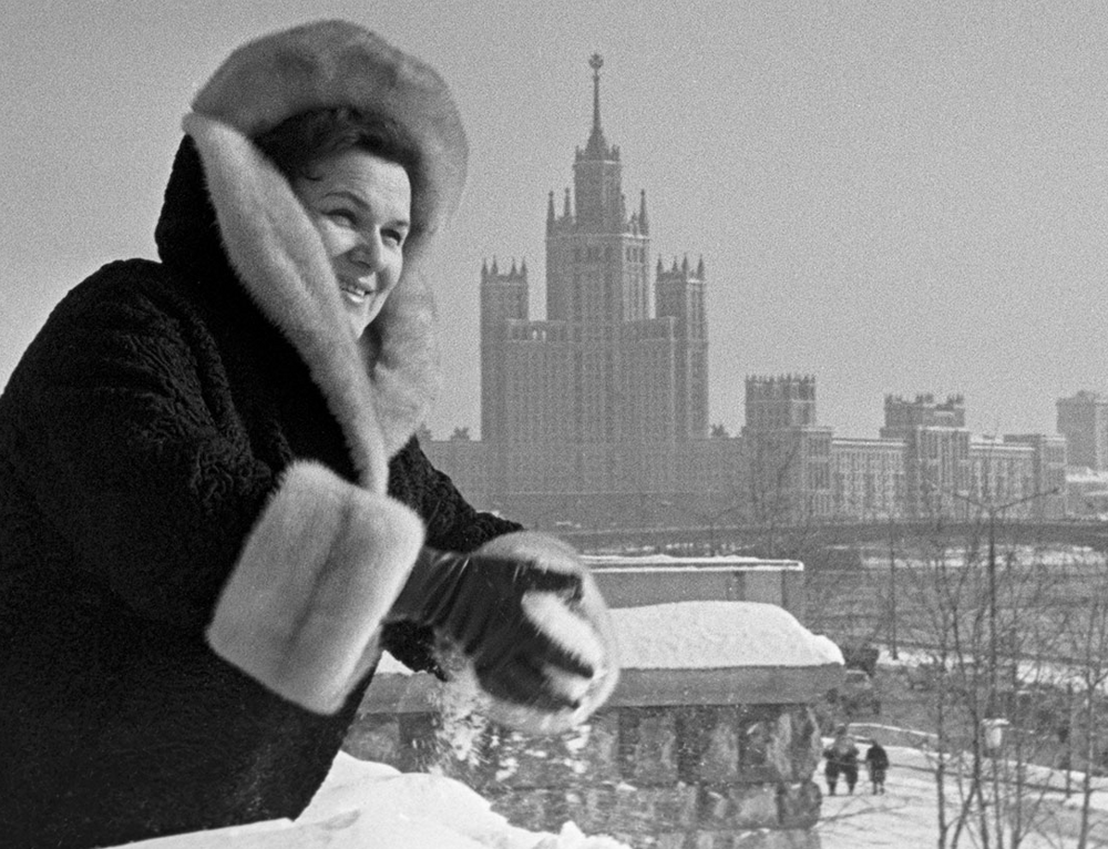 Людмила Зыкина во время прогулки по столице, 1970 год