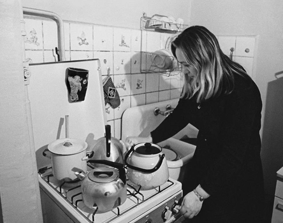 Галина Волчек дома на кухне, 1973 год