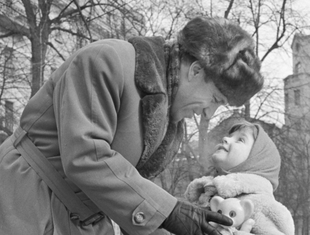 Михаил Ульянов вместе со своей дочерью Леной во время прогулки, 1964 год