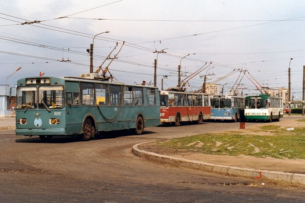 Стоянка троллейбусов на Балканской площади около метро "Купчино". ТК "Балканский" ещё не успел вырасти на заднем плане.