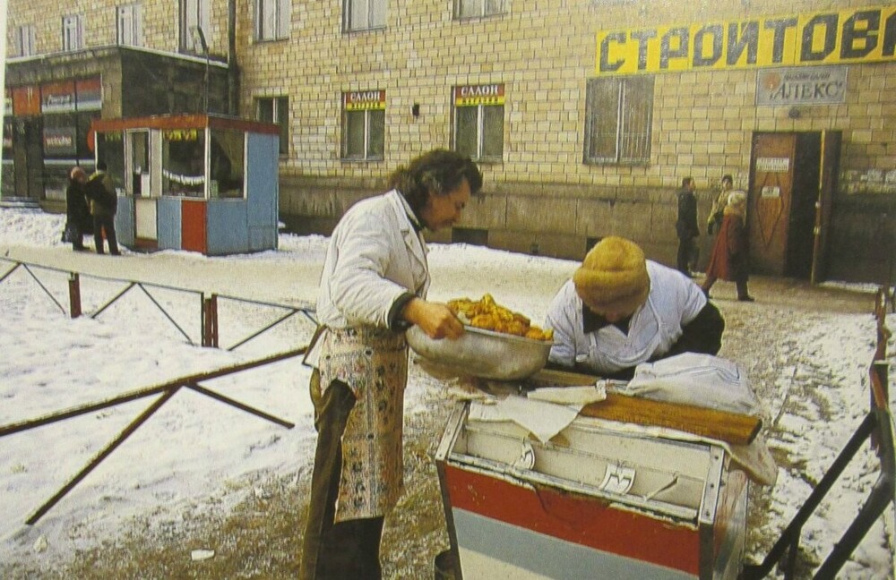 Торговля пирожками напротив станции метро "Автово". 