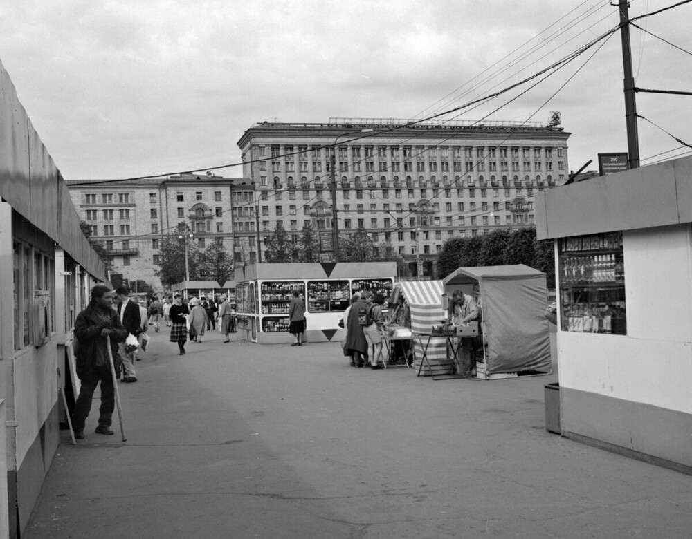 Активная торговля на Московской площади. Ларёчки, палатки, ещё ларёчки...