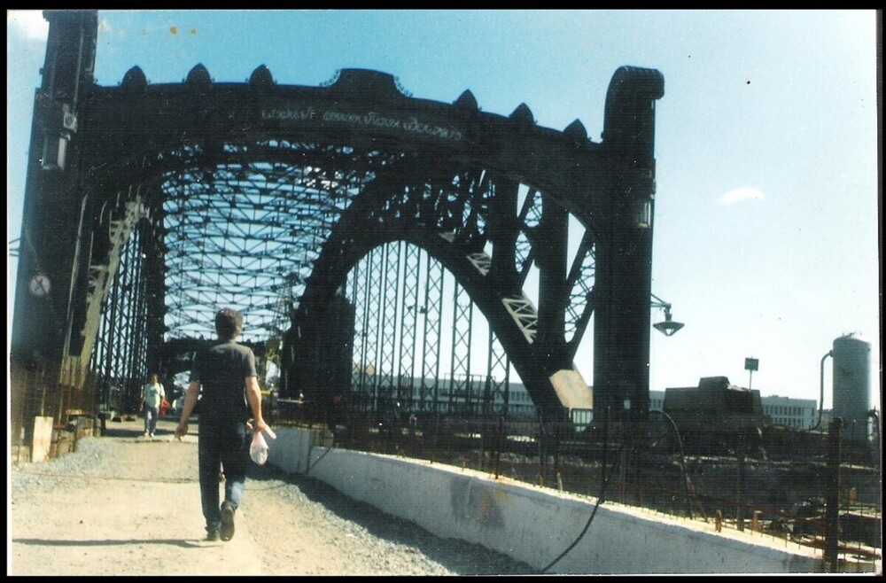 Большеохтинский мост был закрыт на реконструкцию, а для людей организовали временный пешеходный проход.