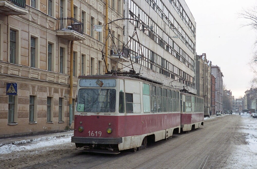 Повидавший виды трамвай 2 маршрута печально ползёт по 10-й Красноармейской улице. 