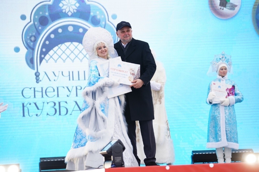 Снегурочки в ритме рекорда: в Кемерово прошел самый массовый снегурко-хоровод в истории