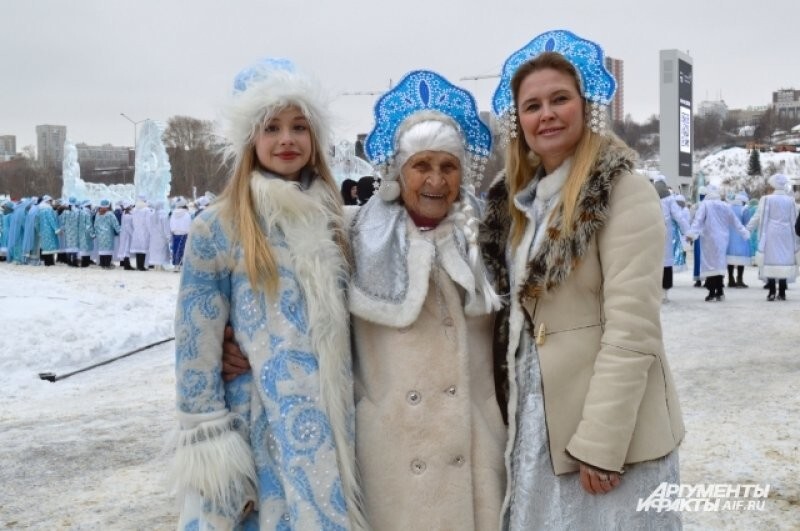 Снегурочки в ритме рекорда: в Кемерово прошел самый массовый снегурко-хоровод в истории