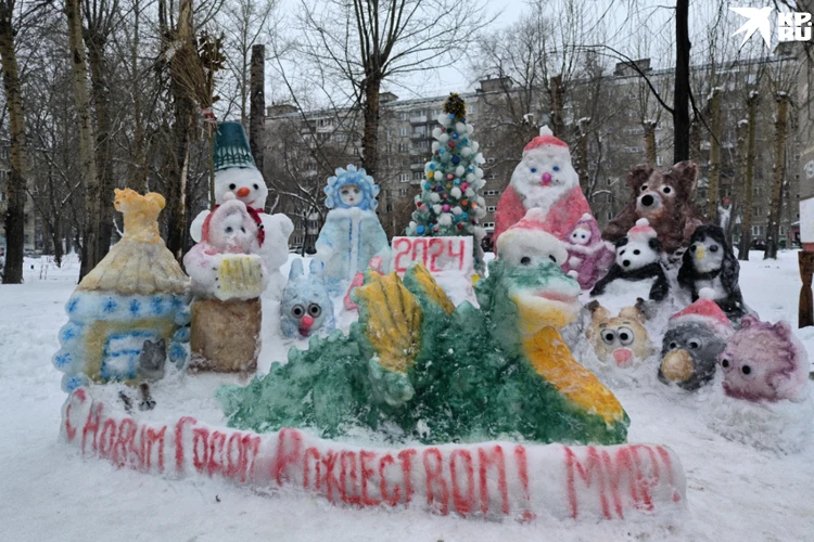 В Новосибирске 82-летняя пенсионерка слепила 20 новогодних скульптур из снега