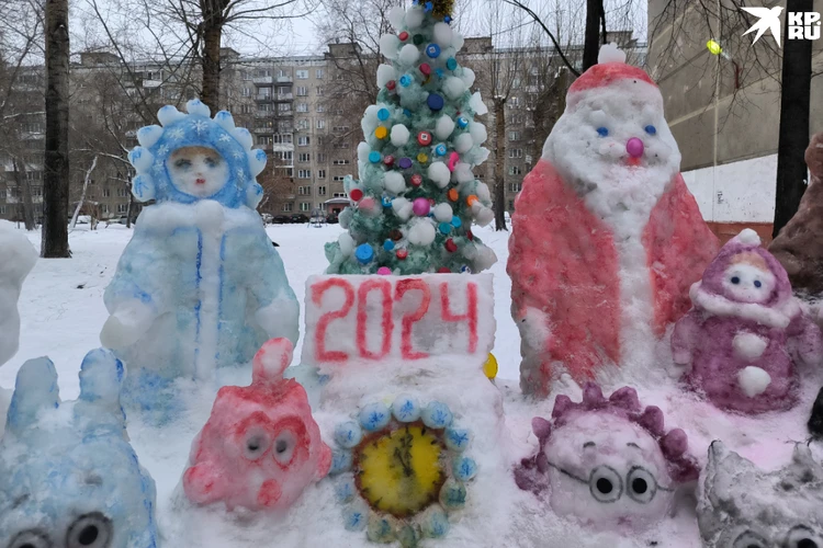В Новосибирске 82-летняя пенсионерка слепила 20 новогодних скульптур из снега