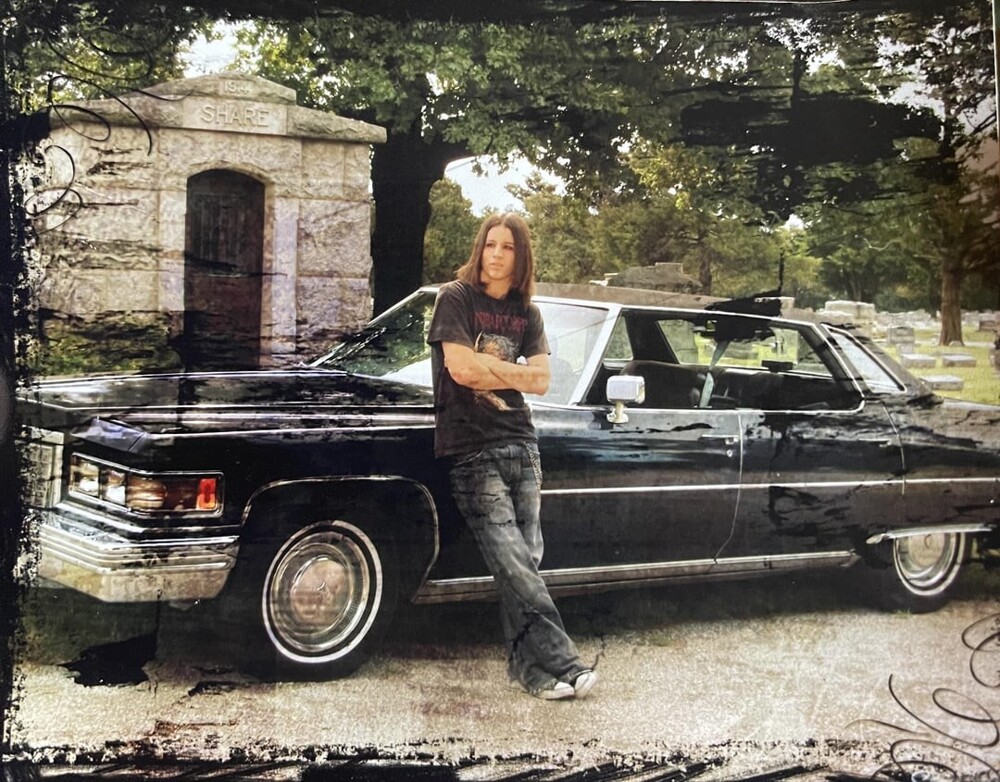 1. "2008 год. Выпускное фото на кладбище с моим Cadillac 1976 года"