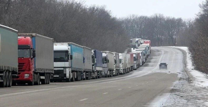 Правительство России продлило ограничение на въезд грузовиков из Великобритании, Евросоюза, Украины и Норвегии. 