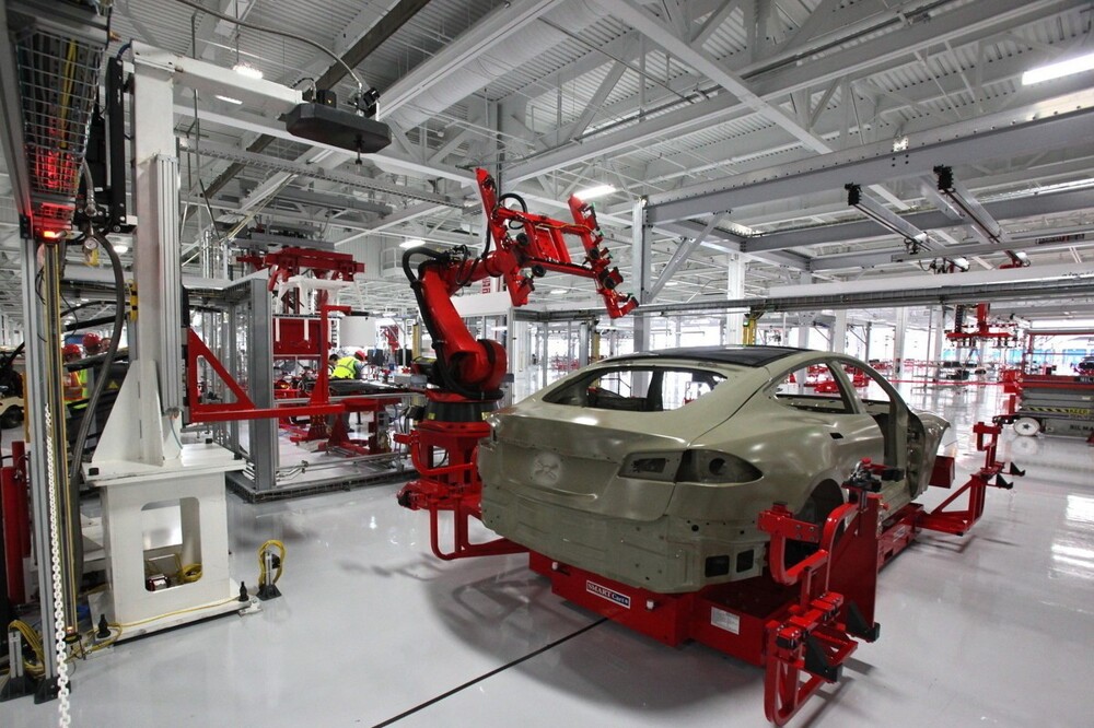 Восстание машин: на заводе Tesla в Техасе робот вышел из строя и напал на инженера