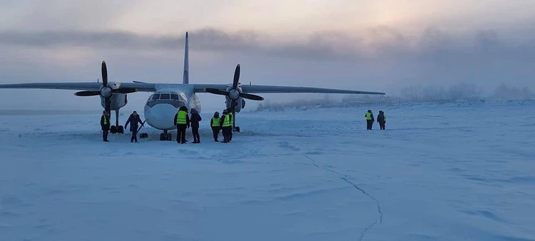 В Якутии пассажирский самолёт промахнулся мимо посадочной полосы и сел на замёрзшую реку