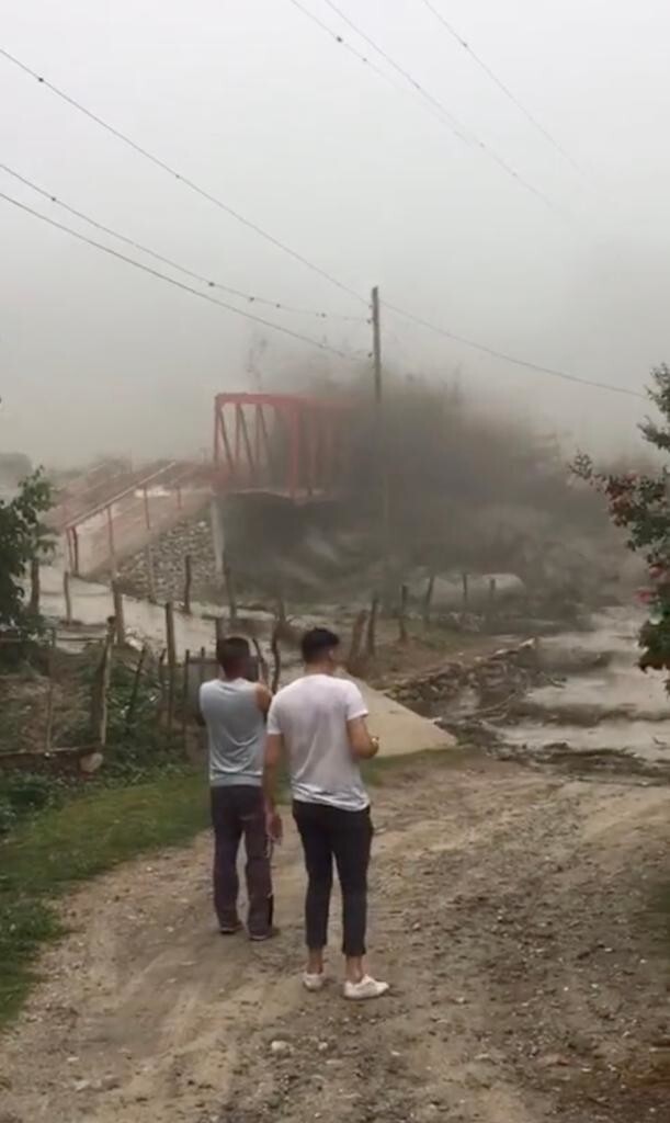 Волна грязи снесла единственный мост в аргентинском городке