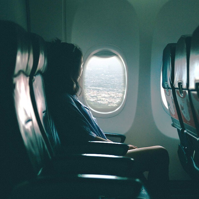 Саванна Стерлинг сняла, как её сосед на борту самолёта фотографирует вид из иллюминатора 