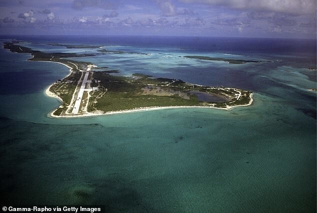 Дайверы сфотографировали «кокаиновый» самолет на дне Карибского моря