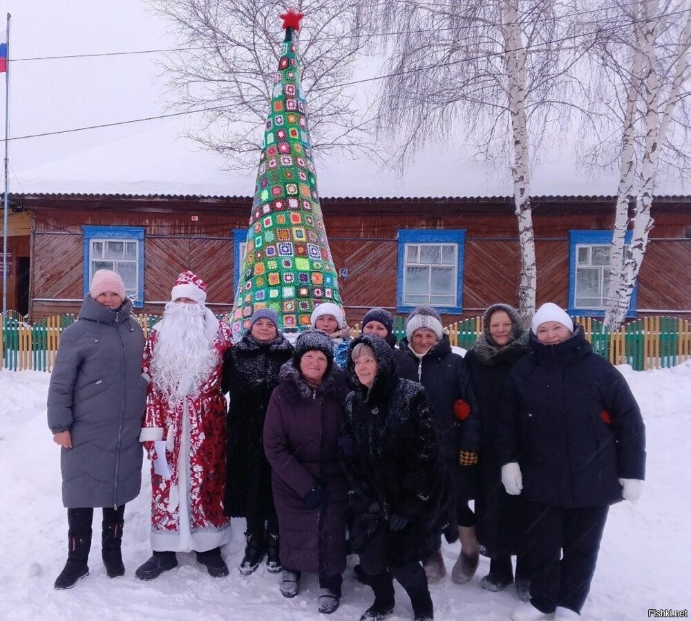 

Вязаную ёлку в преддверии Нового года установили в селе Моторском Красноярс...