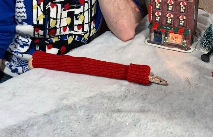 11. "Я подарил своей змее новогодний свитер"