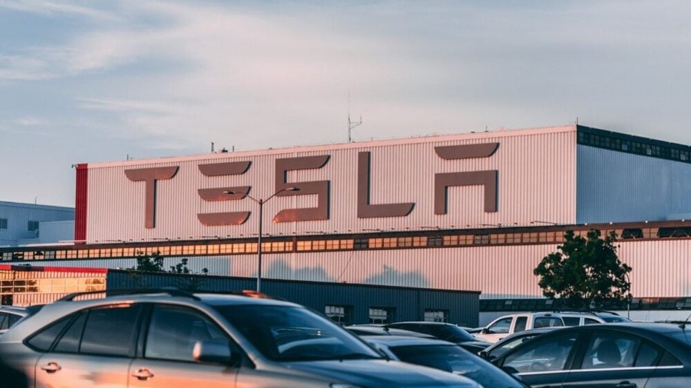На заводе Tesla робот напал на сотрудника