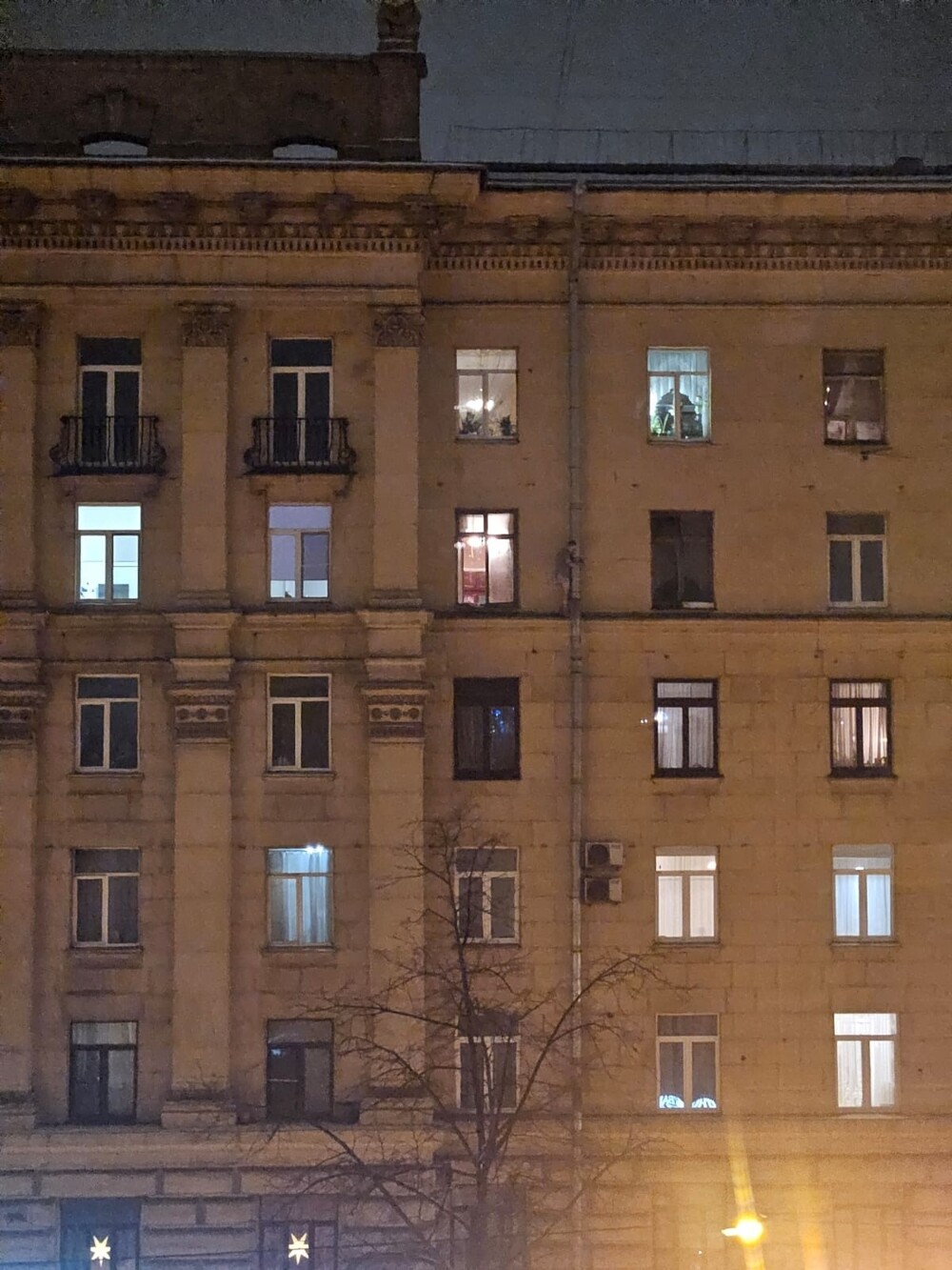 "Вон там этот чел с голой жо": житель Петербурга устроил обнажённый перфоманс на водосточной трубе