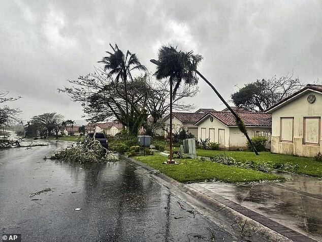 В течение 15 часов, с 23 по 24 мая, супертайфун «Мавар» терзал остров Гуам. Скорость ветра достигала 65 м/с, и это был самый сильный тропический шторм на Гуаме за последние десятилетия
