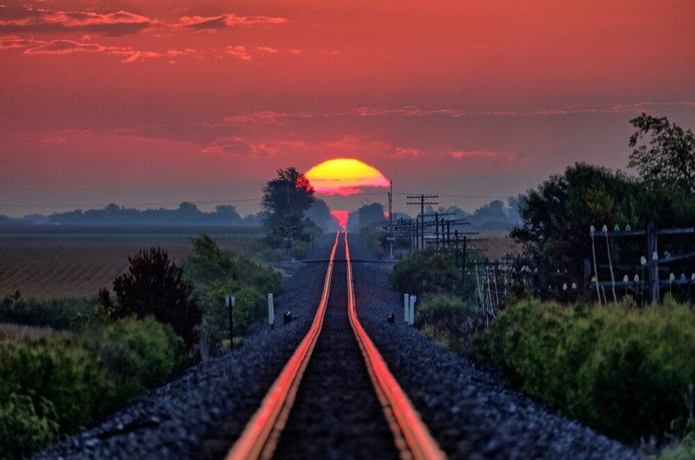 1. Солнечные лучи отражаются от железнодорожных рельсов